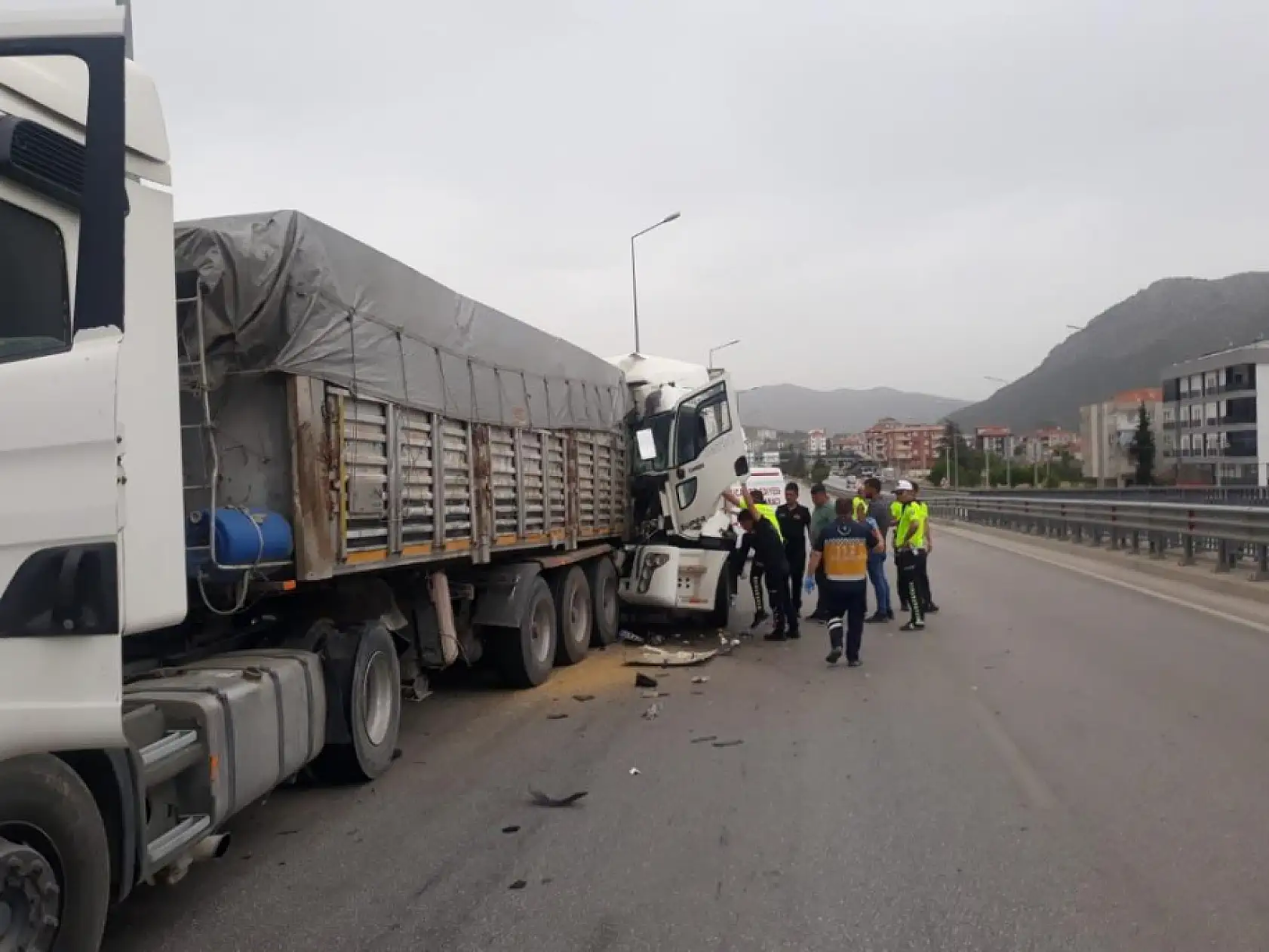 Tıra arkadan çarpan kamyon sürücüsü yaralandı