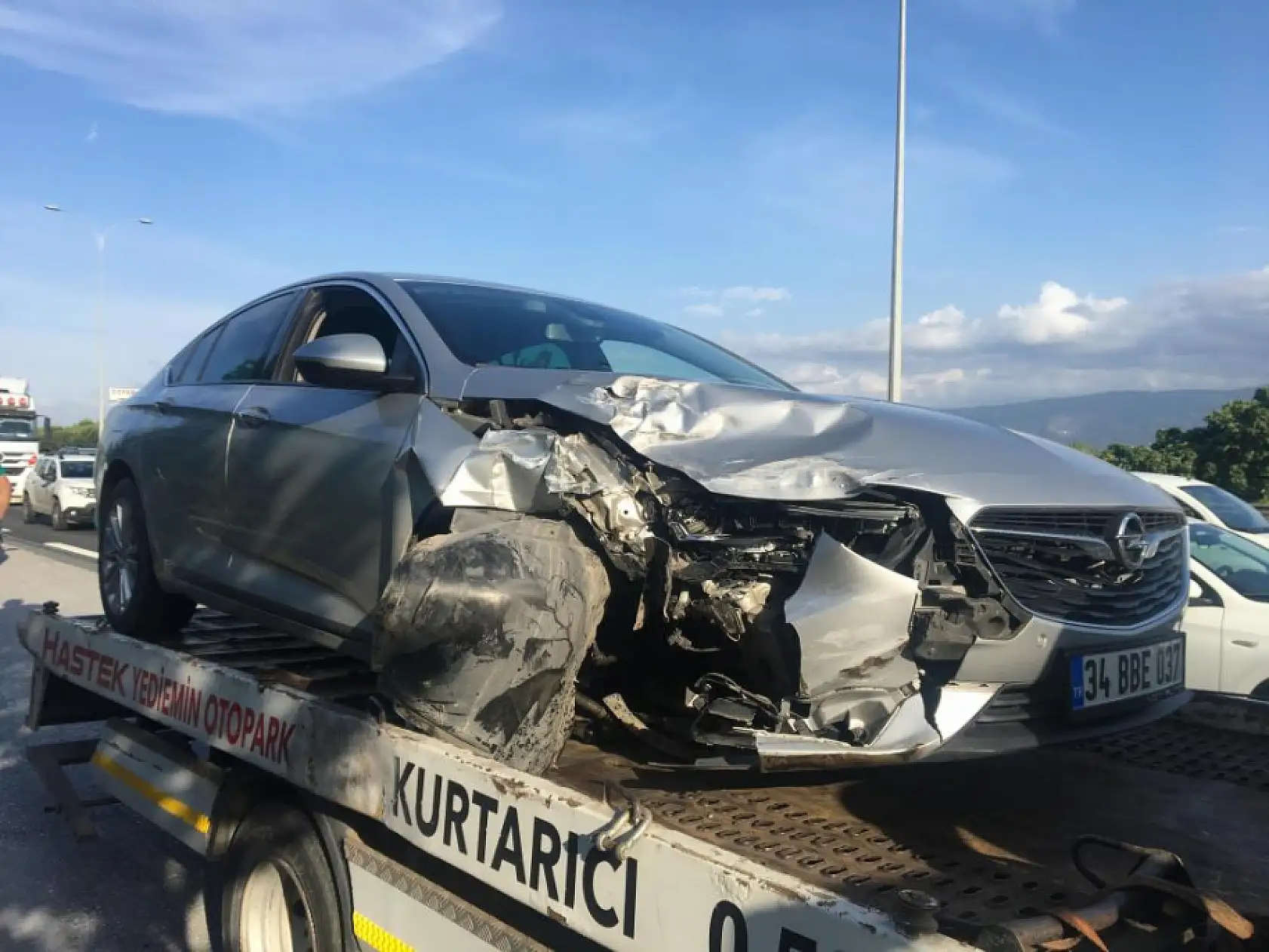 3 aracın karıştığı feci kazada 3 kişi yaralandı