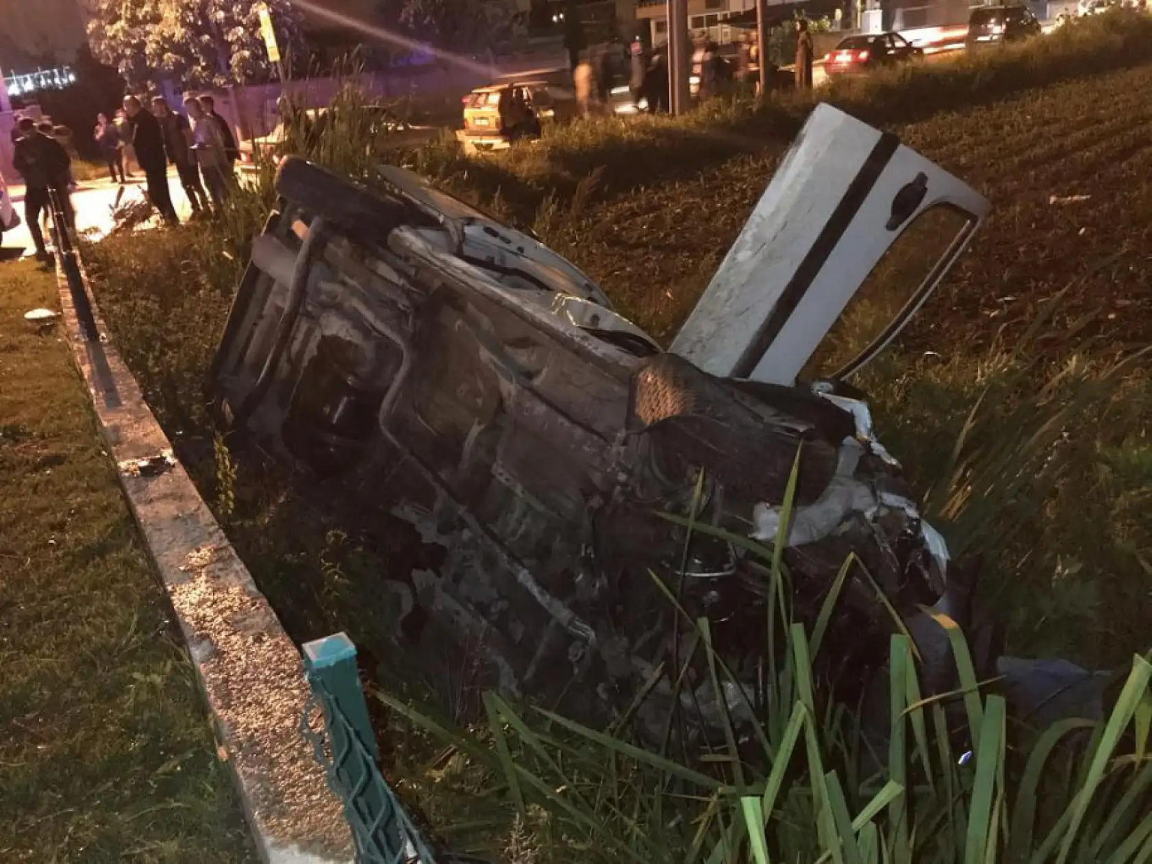 Hafif ticari araç ile motosiklet çarpıştı: 2 yaralı