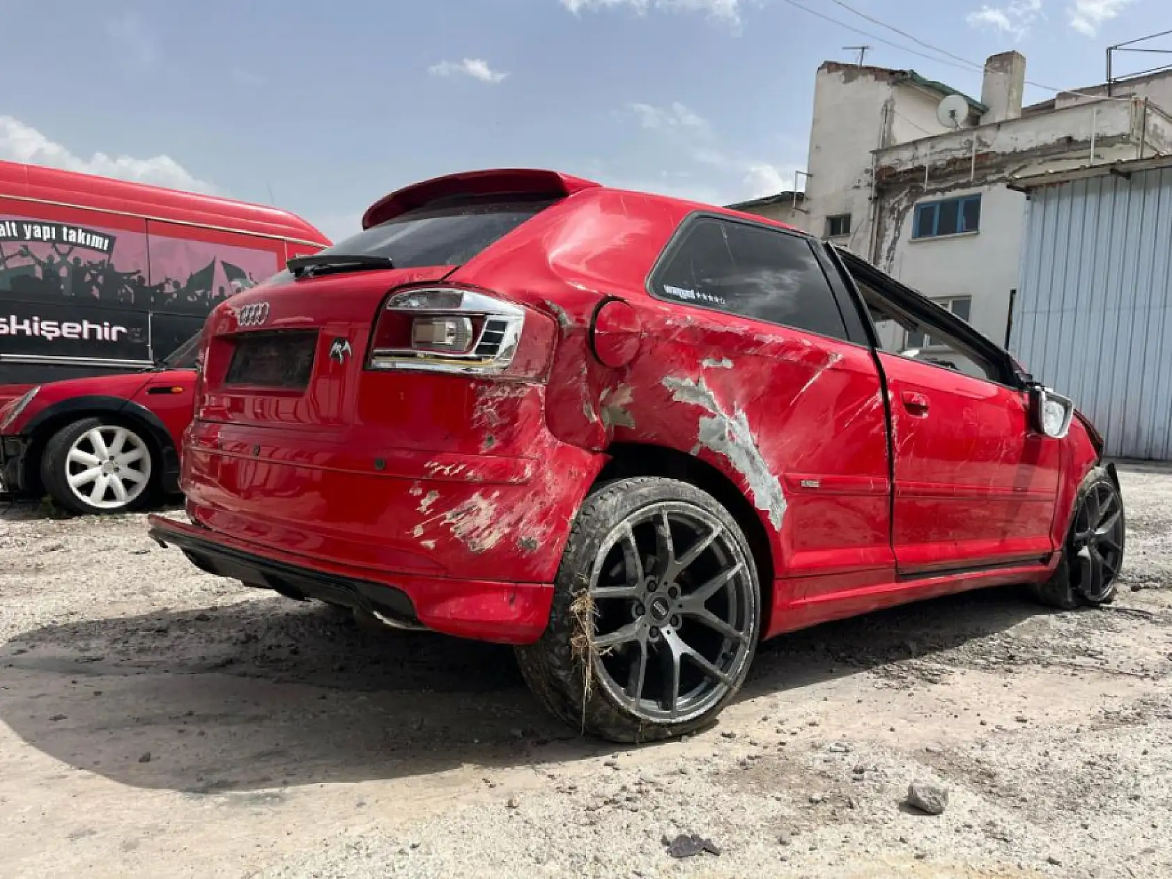 Önüne bir anda araç çıktı, arkadaşı ağır yaralandı, otomobili hurdaya döndü