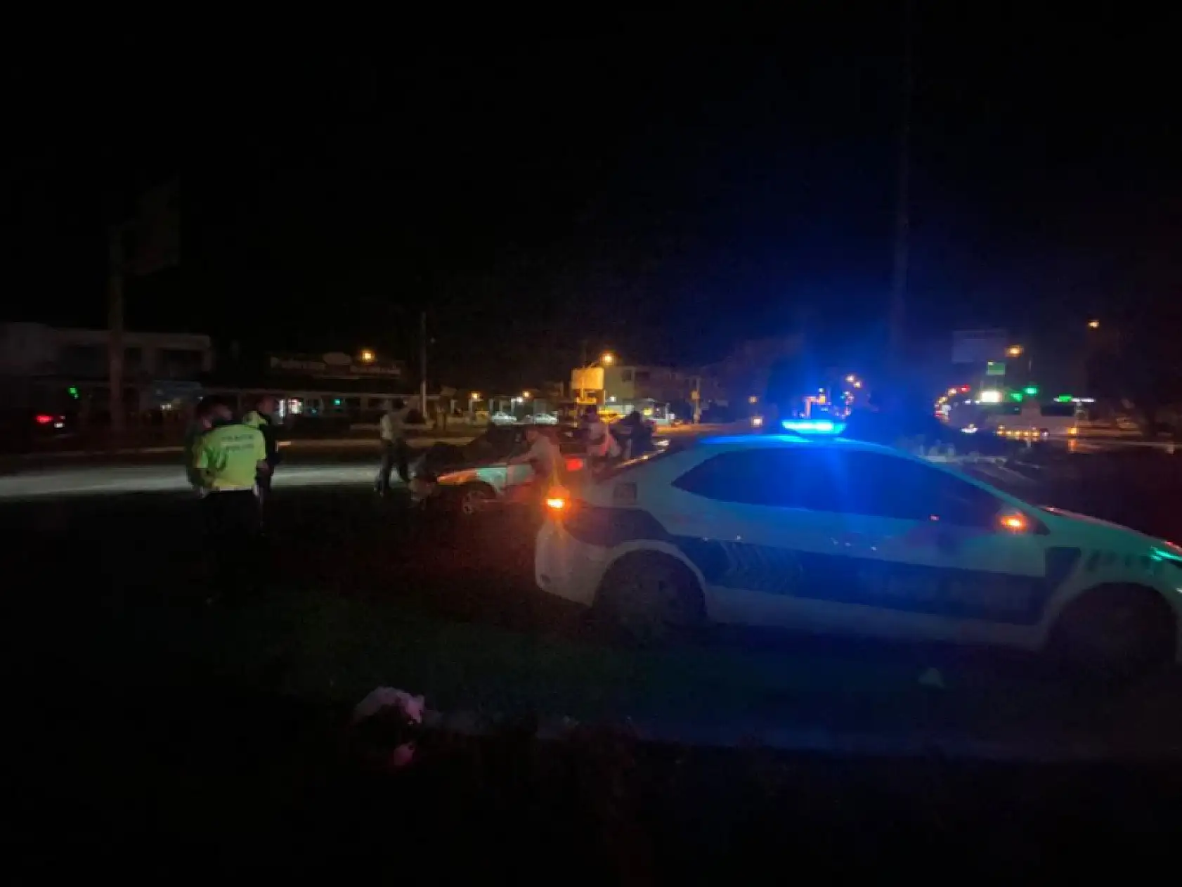 Otomobil ile ticari araç kavşakta çarpıştı: 3 yaralı