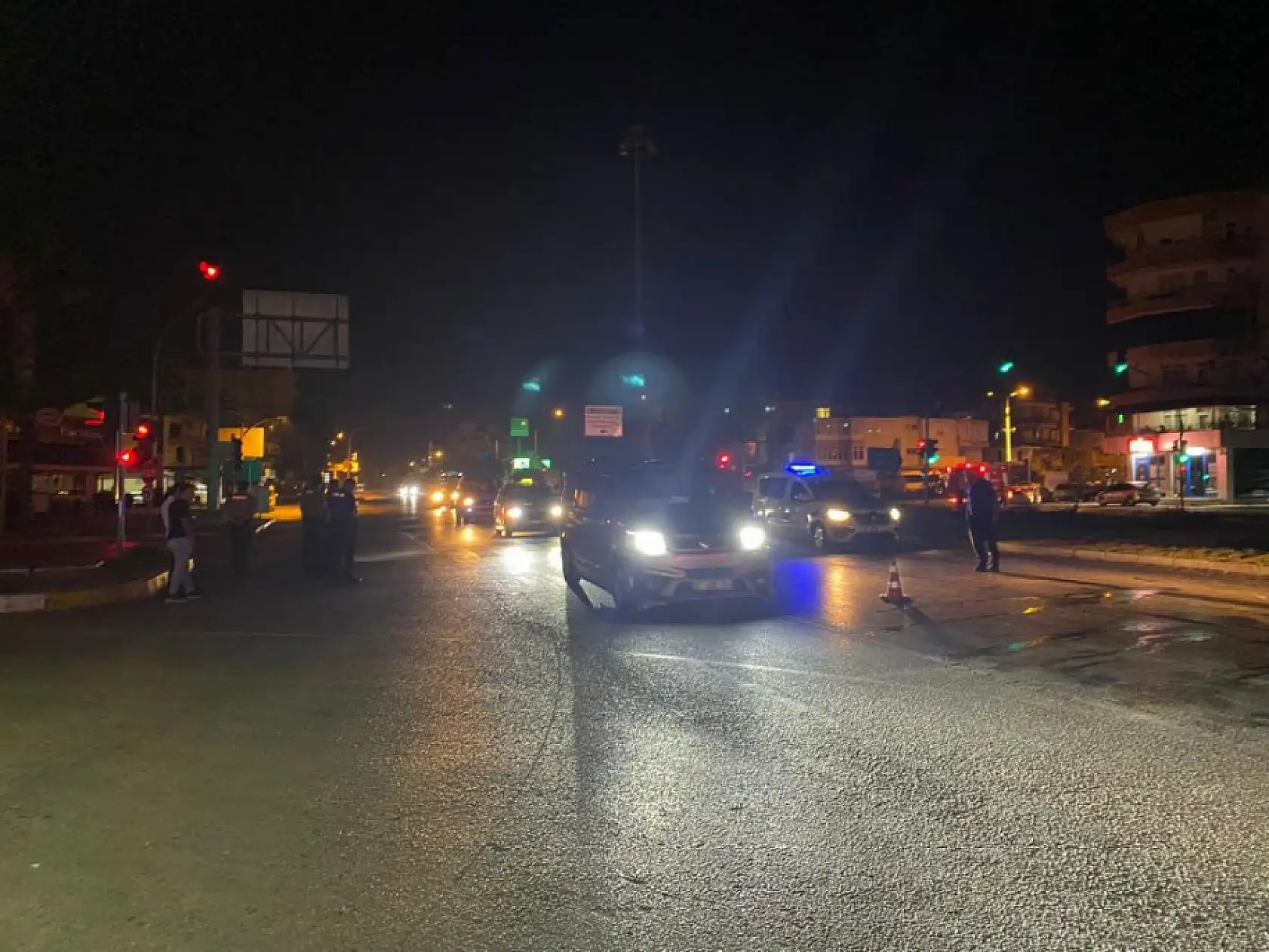 Otomobil ile ticari araç kavşakta çarpıştı: 3 yaralı