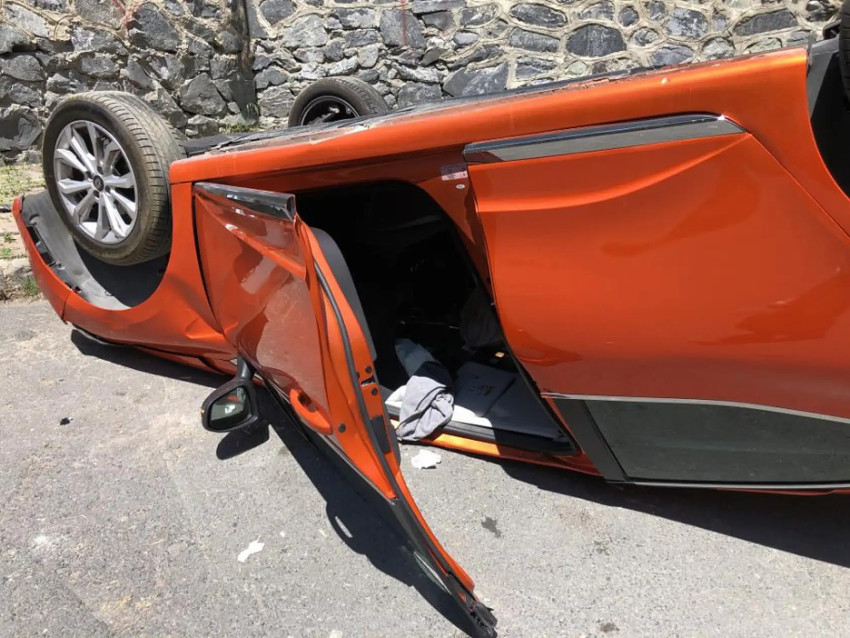 Akıl almaz kaza: Vitesleri karıştırınca aşağıya düştü, kardeşi gözyaşına boğuldu