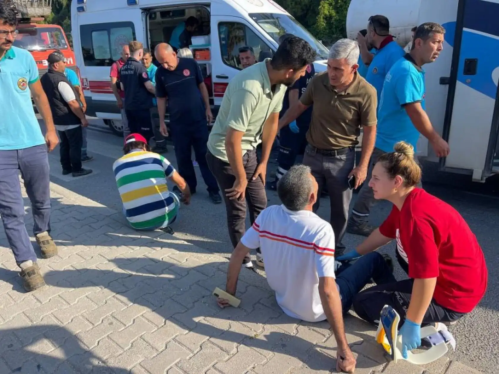 Belediye ve otel personelini taşıyan araçlar çarpıştı: 6 yaralı