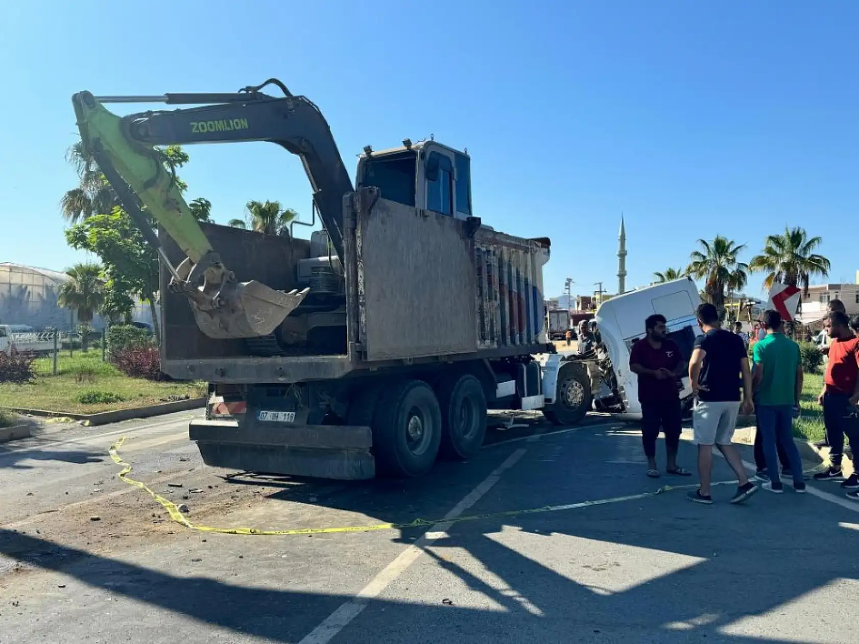 Tırın çarptığı kamyonun şoför mahalli koptu:1 ölü
