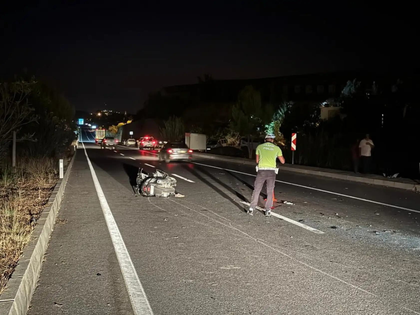 Trafik Kazası Faciası: Motosikletli Gence İki Araç Çarpıp Hayatını Kaybetti