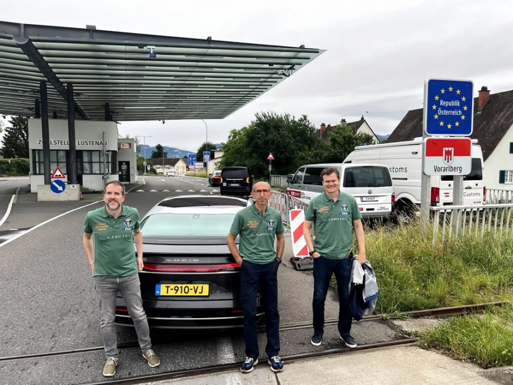 Türk rekortmenden yeni rekor: Tek şarjla 9 ülke gezdi