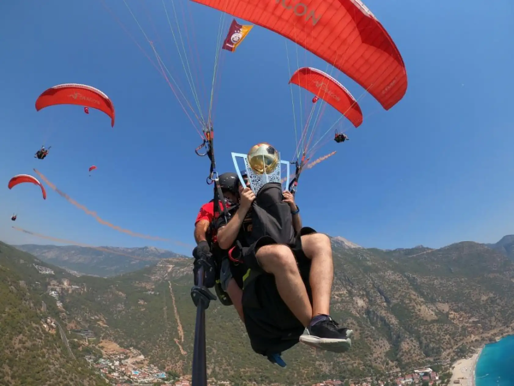 Fethiye'de Galatasaray'ın şampiyonluk kupası göklerde