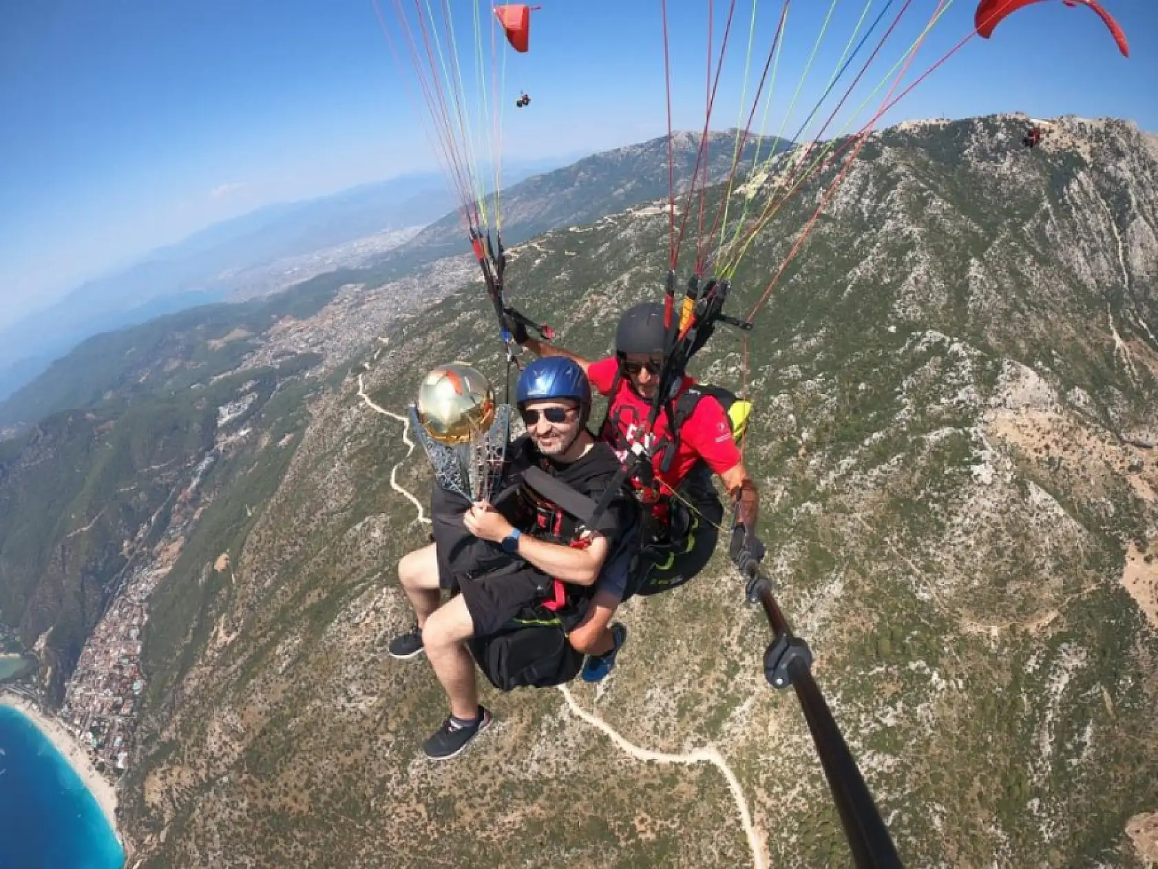 Fethiye'de Galatasaray'ın şampiyonluk kupası göklerde