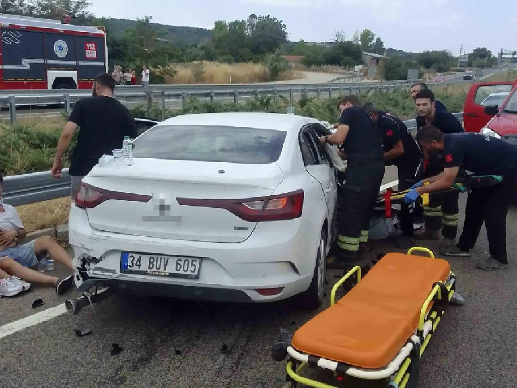 Seyir halindeki otomobil, park halinde olan iki araca çarptı: 5 yaralı