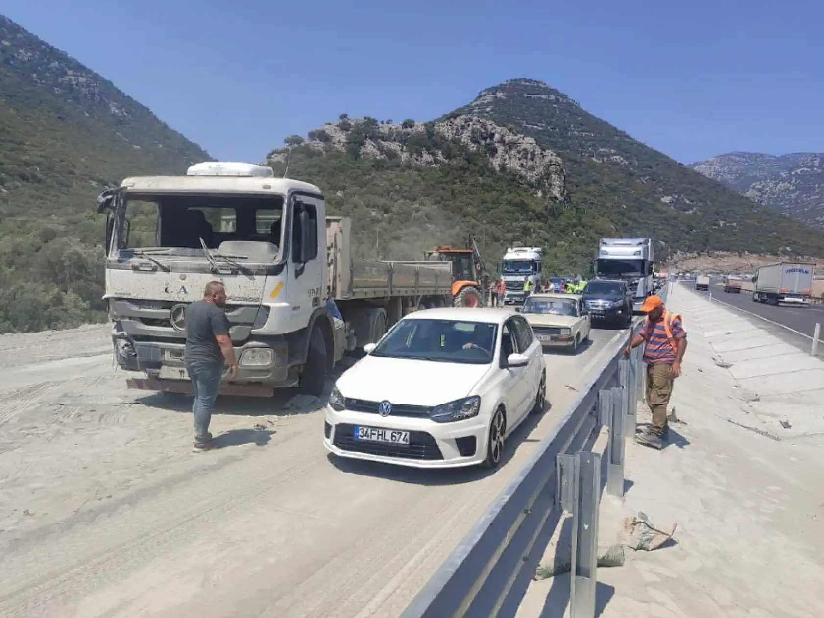 Burdur-Antalya karayolunda tır devrildi, yol trafiğe kapandı