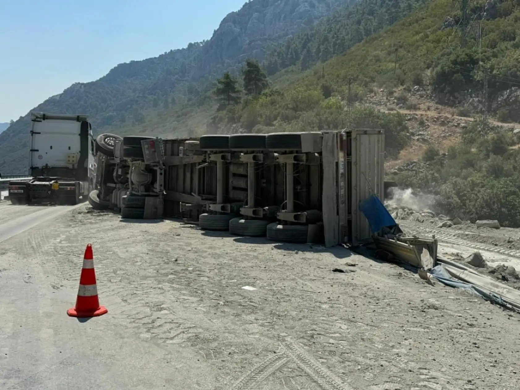Burdur-Antalya karayolunda tır devrildi, yol trafiğe kapandı