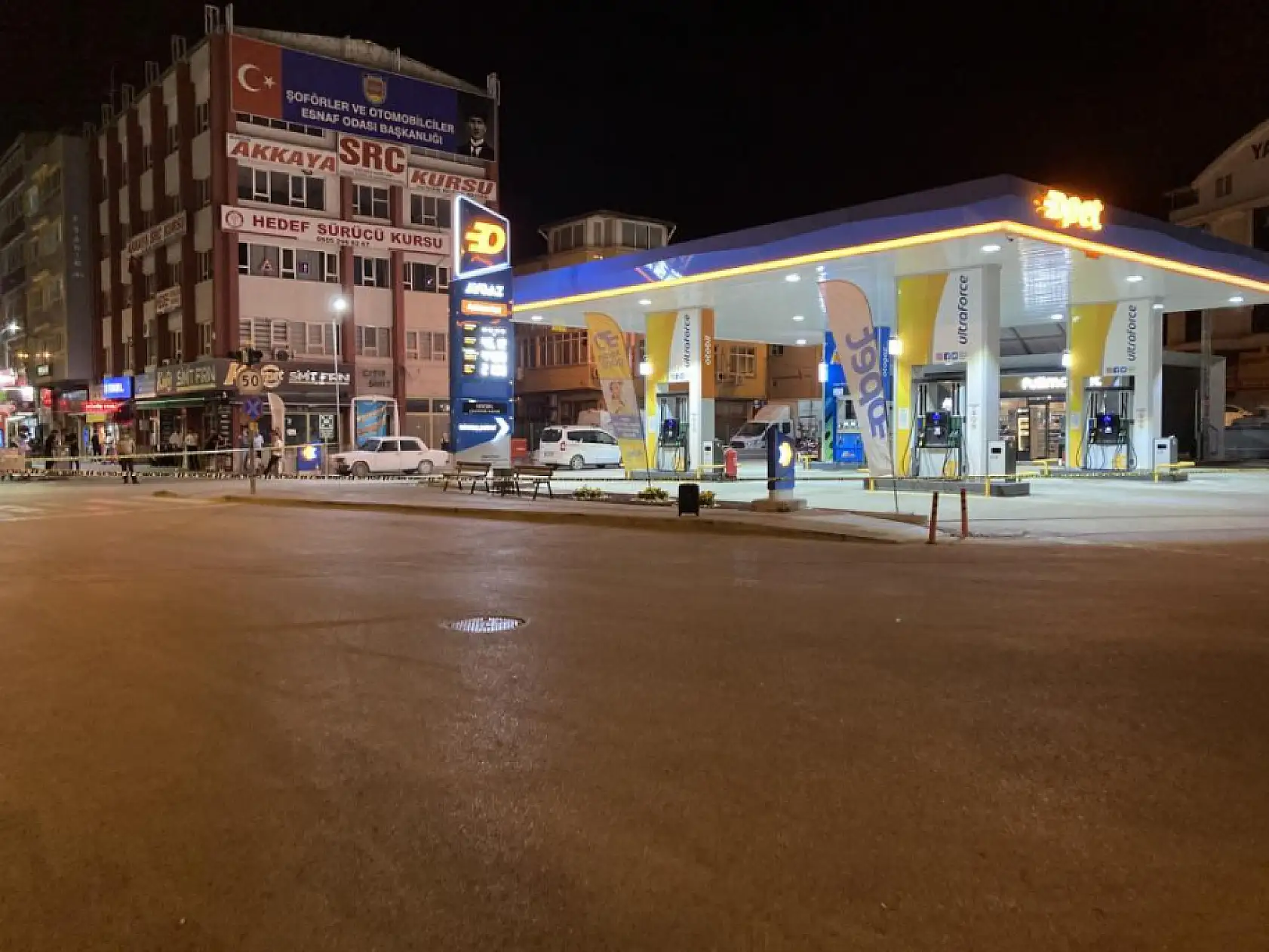 Otobüsten inen vatandaşın kaldırımda unuttuğu valiz paniğe neden oldu