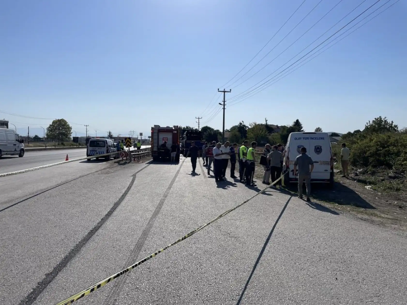 D-100'de feci kaza, tıra ok gibi saplandı: 1 ölü