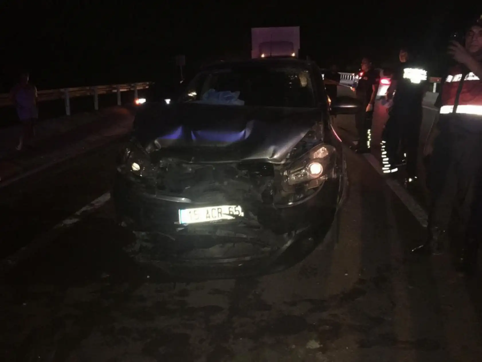 Burdur-Antalya Karayolu'nda 2 otomobil kafa kafaya çarpıştı: 6 yaralı