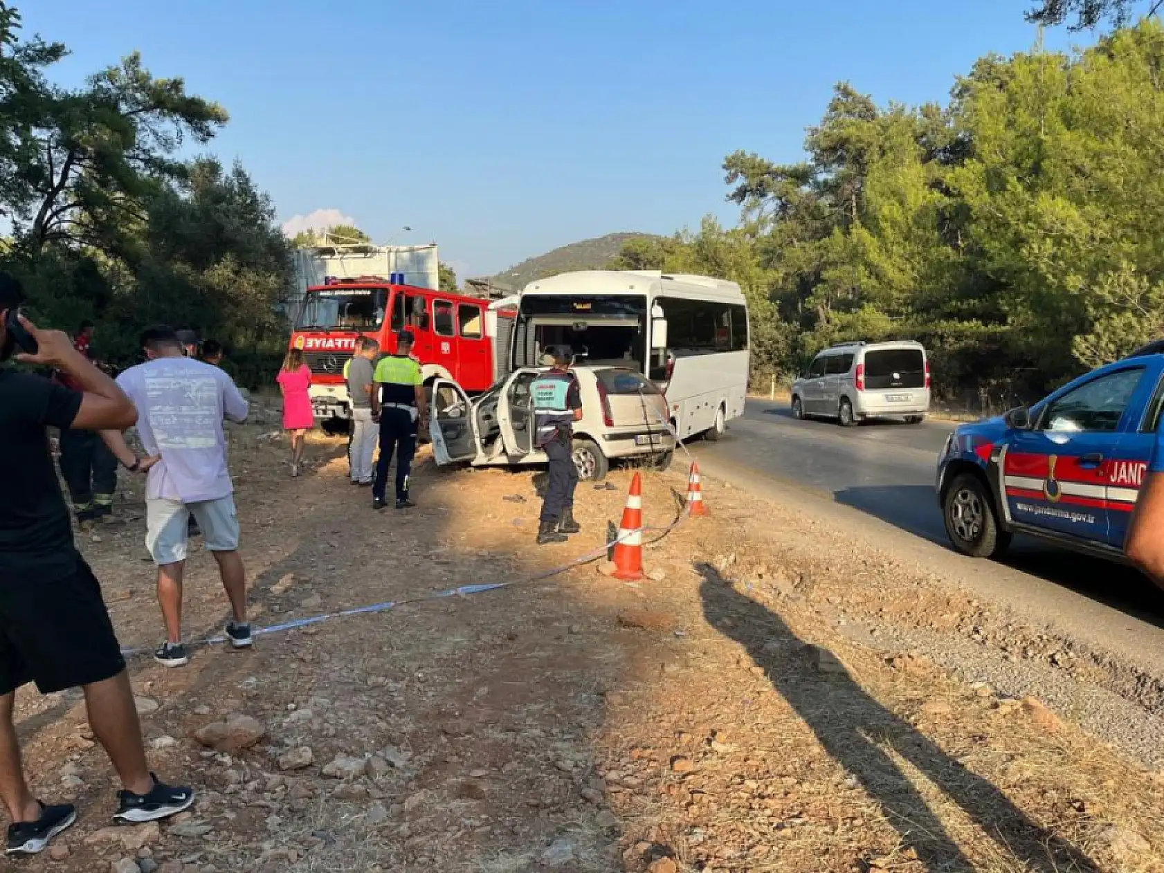 Bodrum'da otomobil ile minibüs kafa kafaya çarpıştı: 1 ölü, 1 yaralı