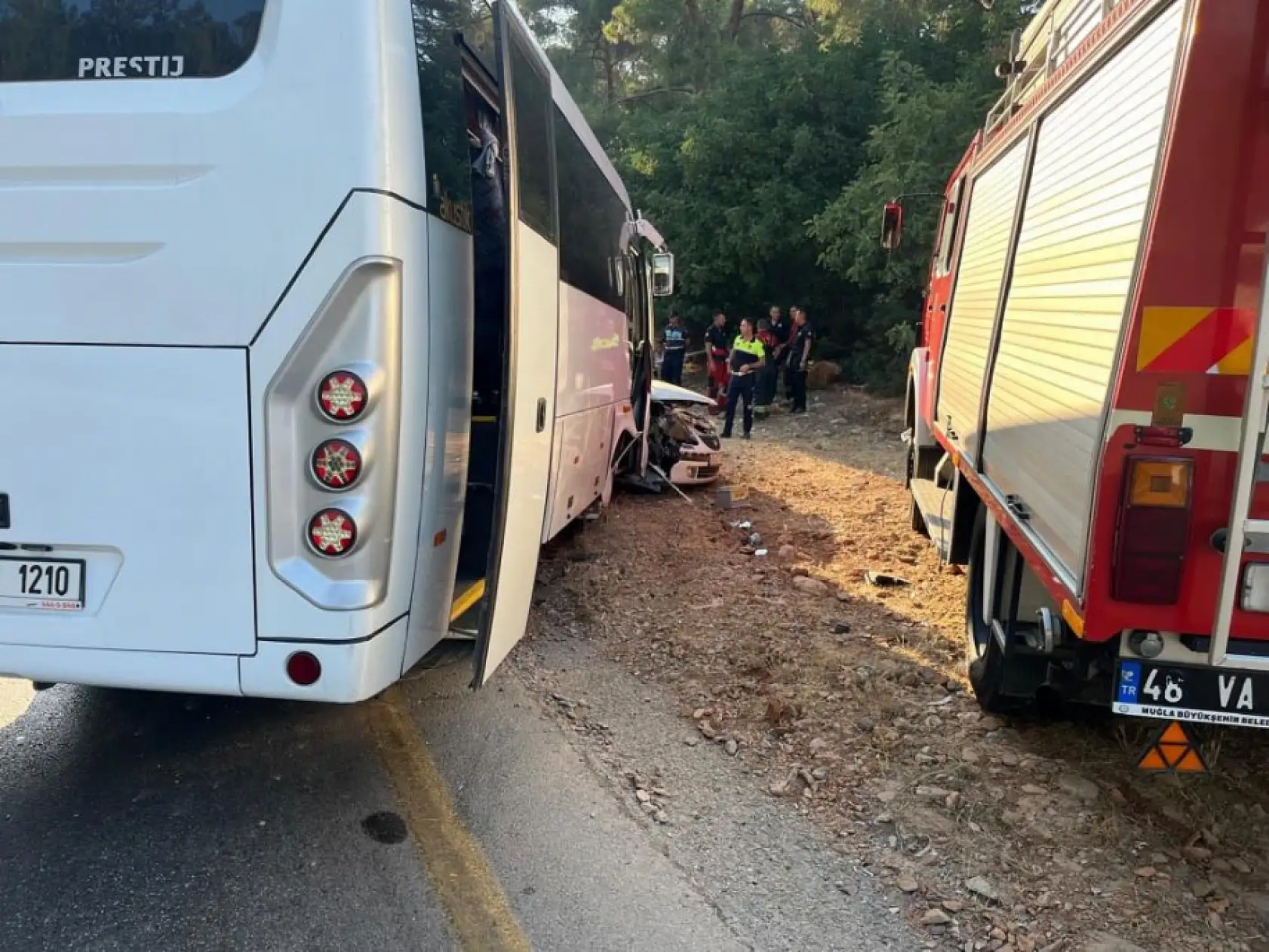 Bodrum'da otomobil ile minibüs kafa kafaya çarpıştı: 1 ölü, 1 yaralı