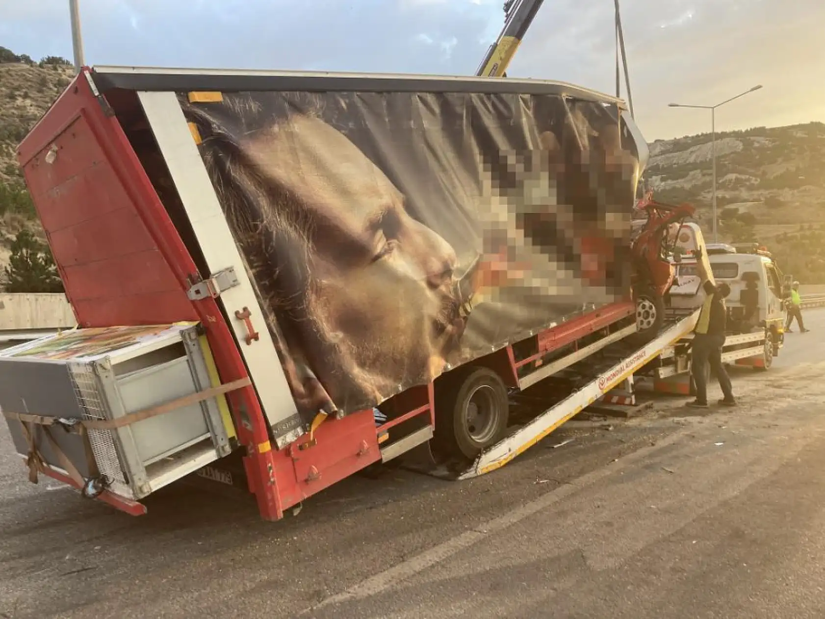 Burdur-Antalya karayolu'nda kamyona arkadan çarpan kamyonetteki yolcu hayatını kaybetti