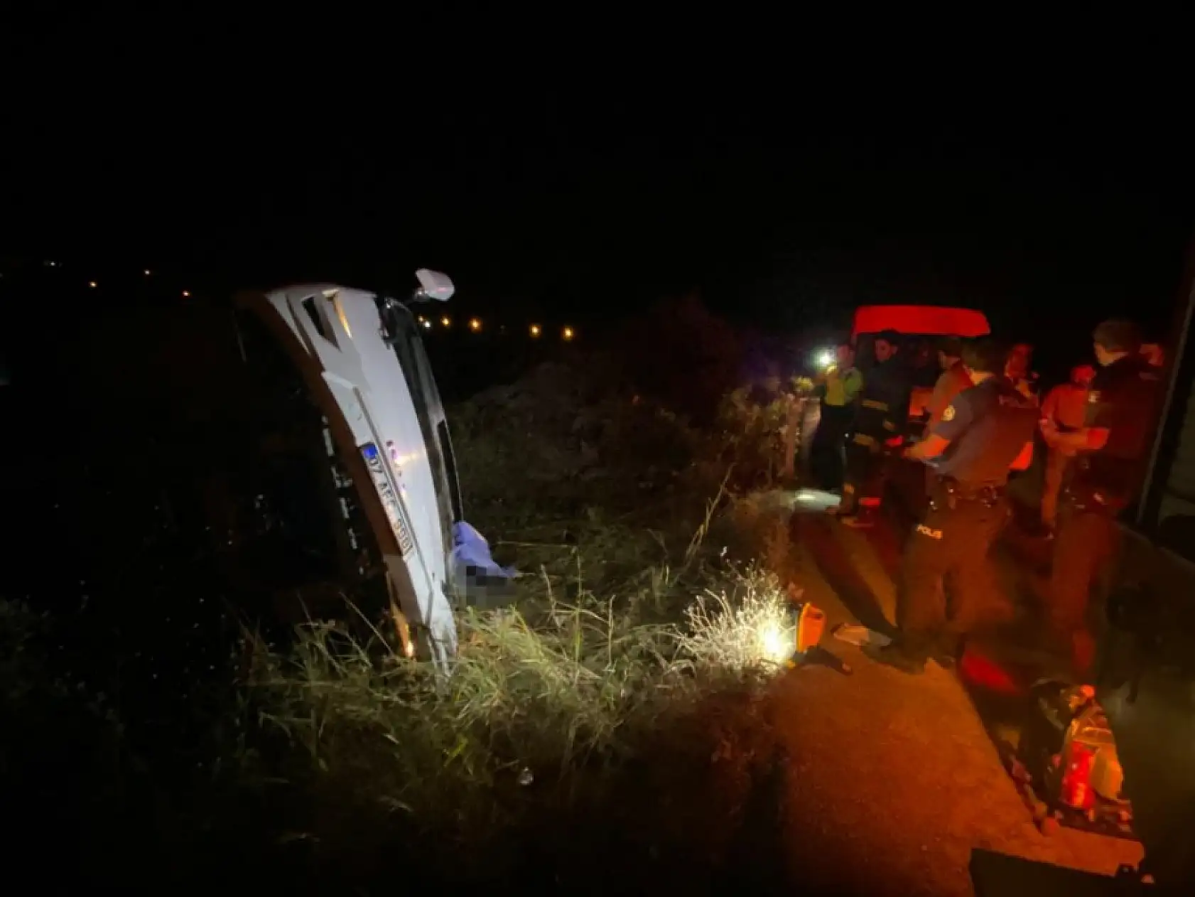 Devrilen midibüsün altında kalan sürücü hayatını kaybetti