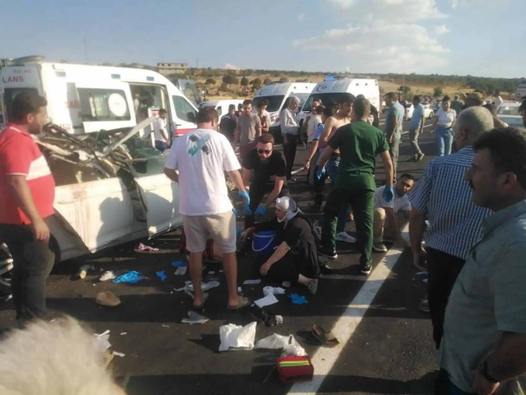 Kamyona çarpan otomobil hurdaya döndü: 1 ölü, 7 yaralı