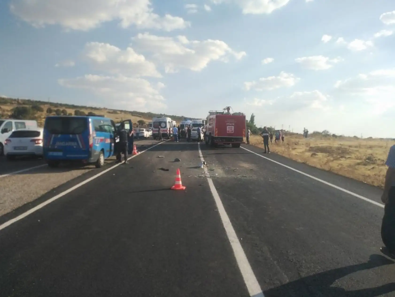 Kamyona çarpan otomobil hurdaya döndü: 1 ölü, 7 yaralı