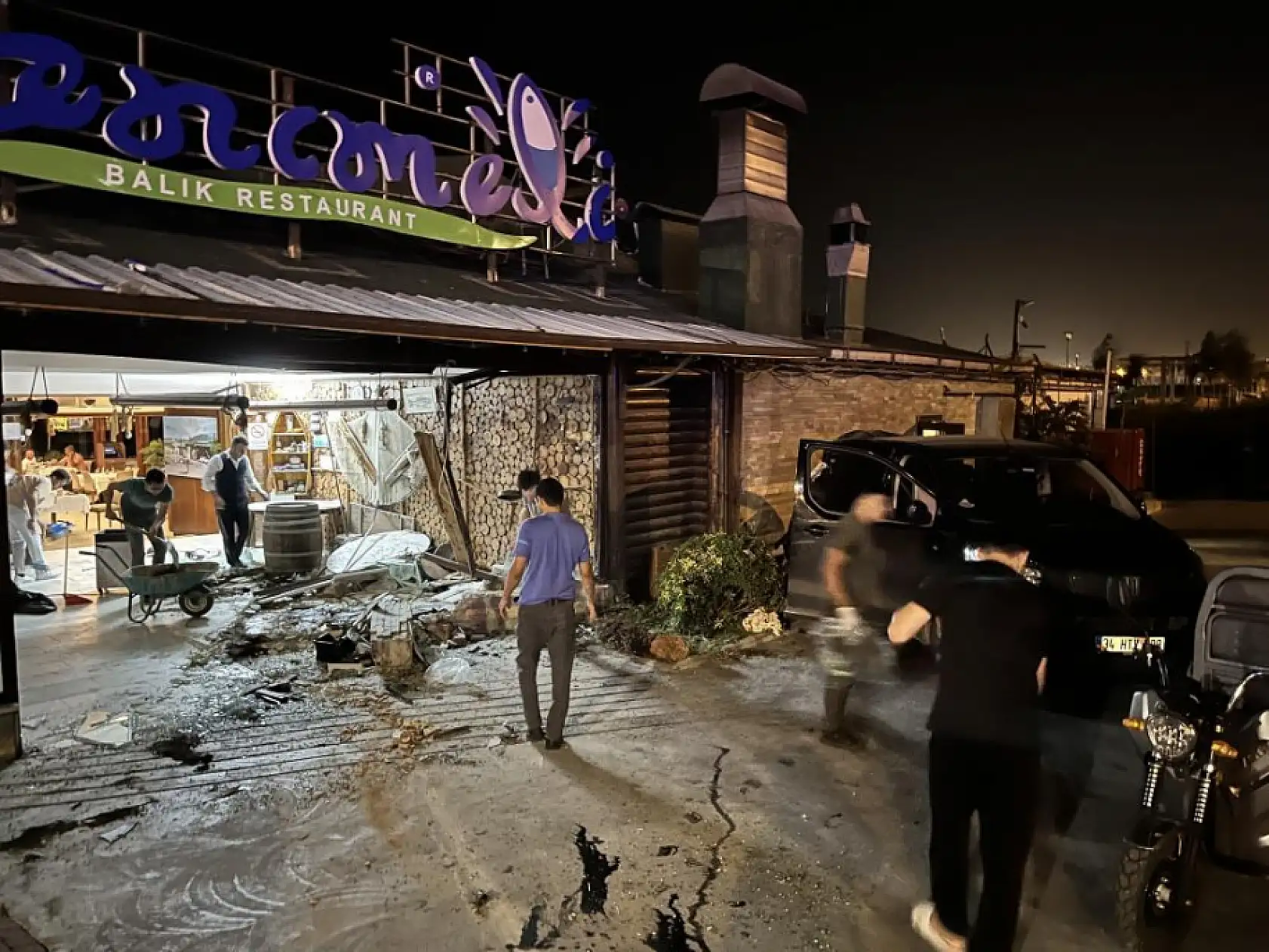 Otomobil restorana daldı, 4 kişi yaralandı: O anlar kamerada