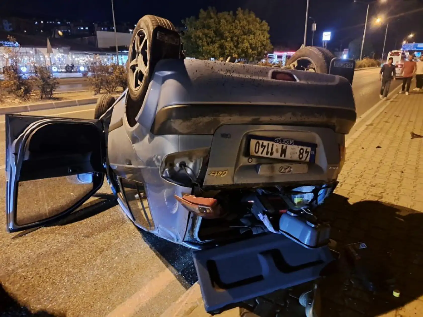 Muğla'da direğe çarpan otomobil takla attı, Sürücü yaralanmadan kurtuldu!