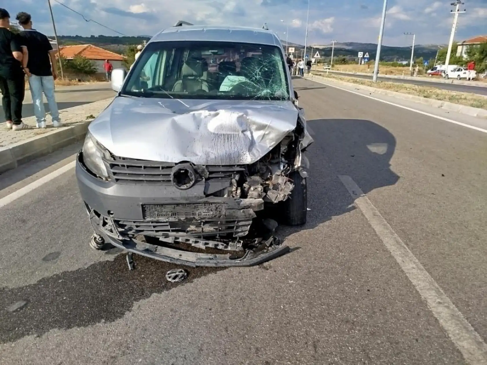 Yolun karşısına geçmek isteyen elektrikli motor sürücüsüne araç çarptı 1 ölü