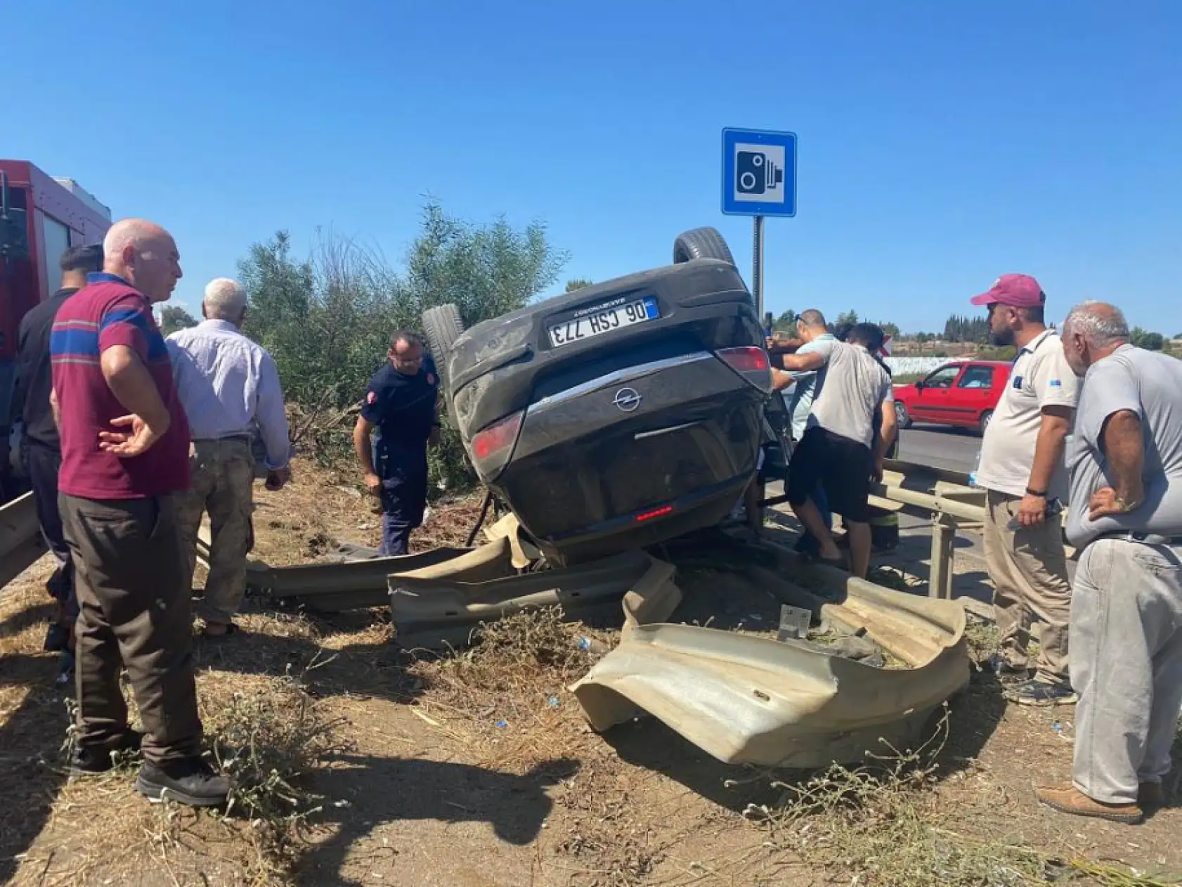 Takla atan araçta sıkıştı, telefonları elinden bırakmadı