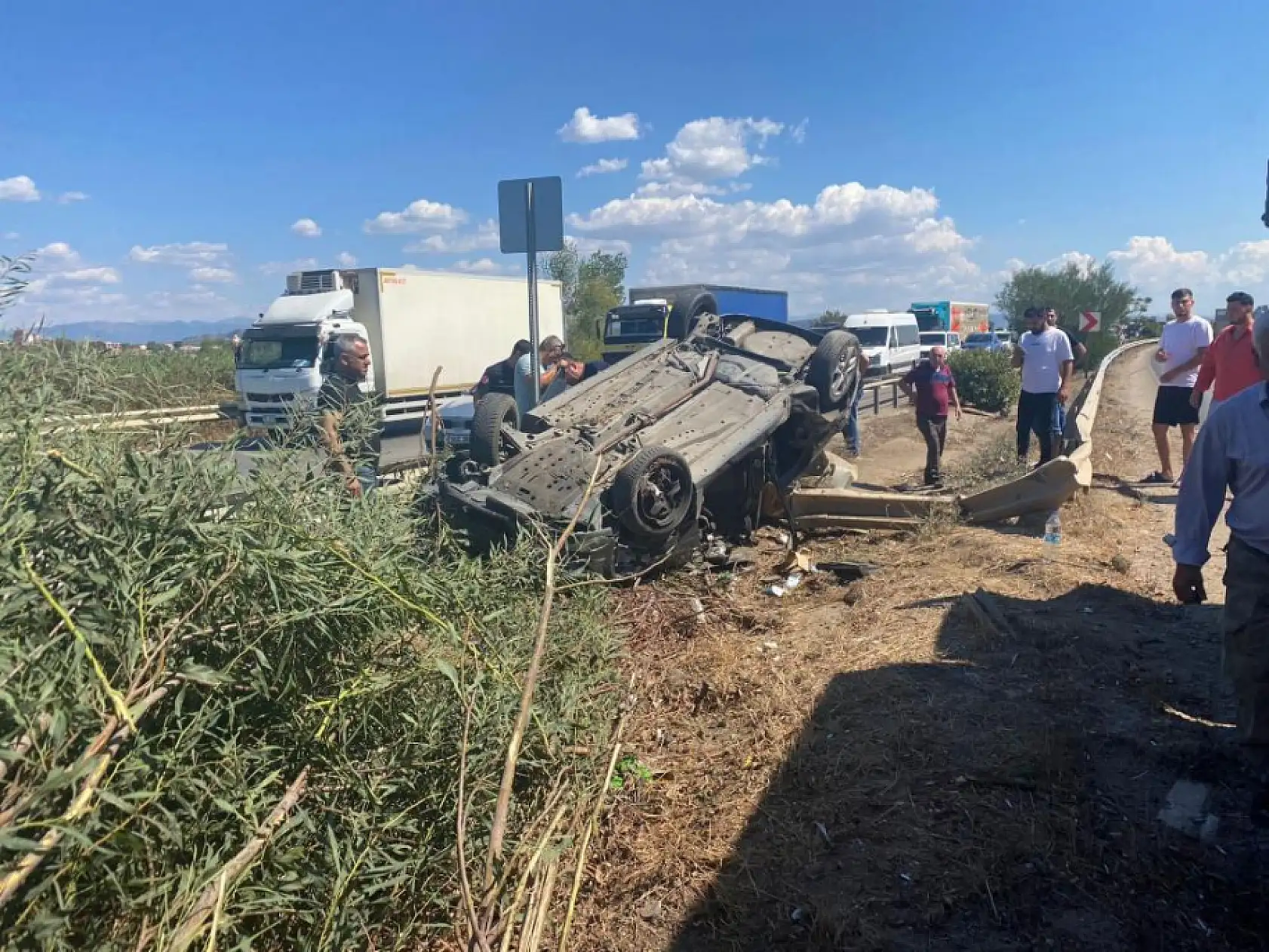 Takla atan araçta sıkıştı, telefonları elinden bırakmadı