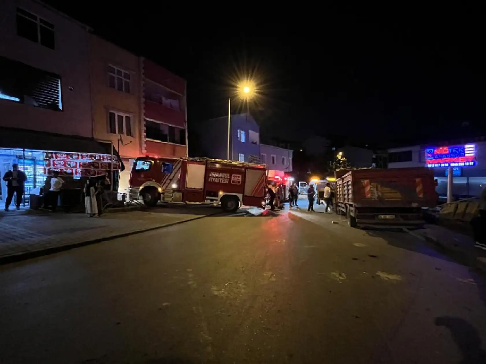 Demir yüklü kamyonet devrildi, 3 çocuk demirlerin altında kaldı