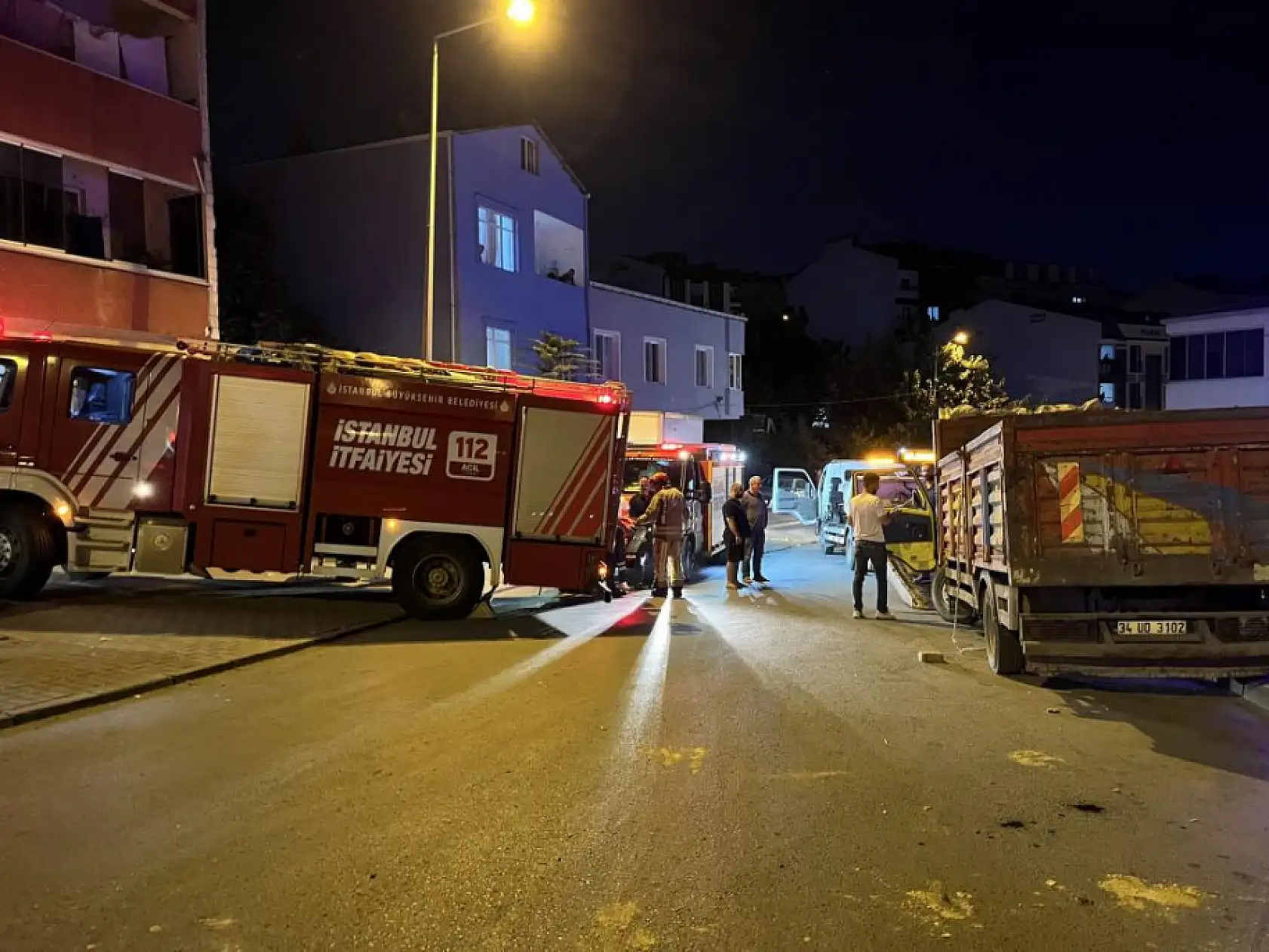 Demir yüklü kamyonet devrildi, 3 çocuk demirlerin altında kaldı