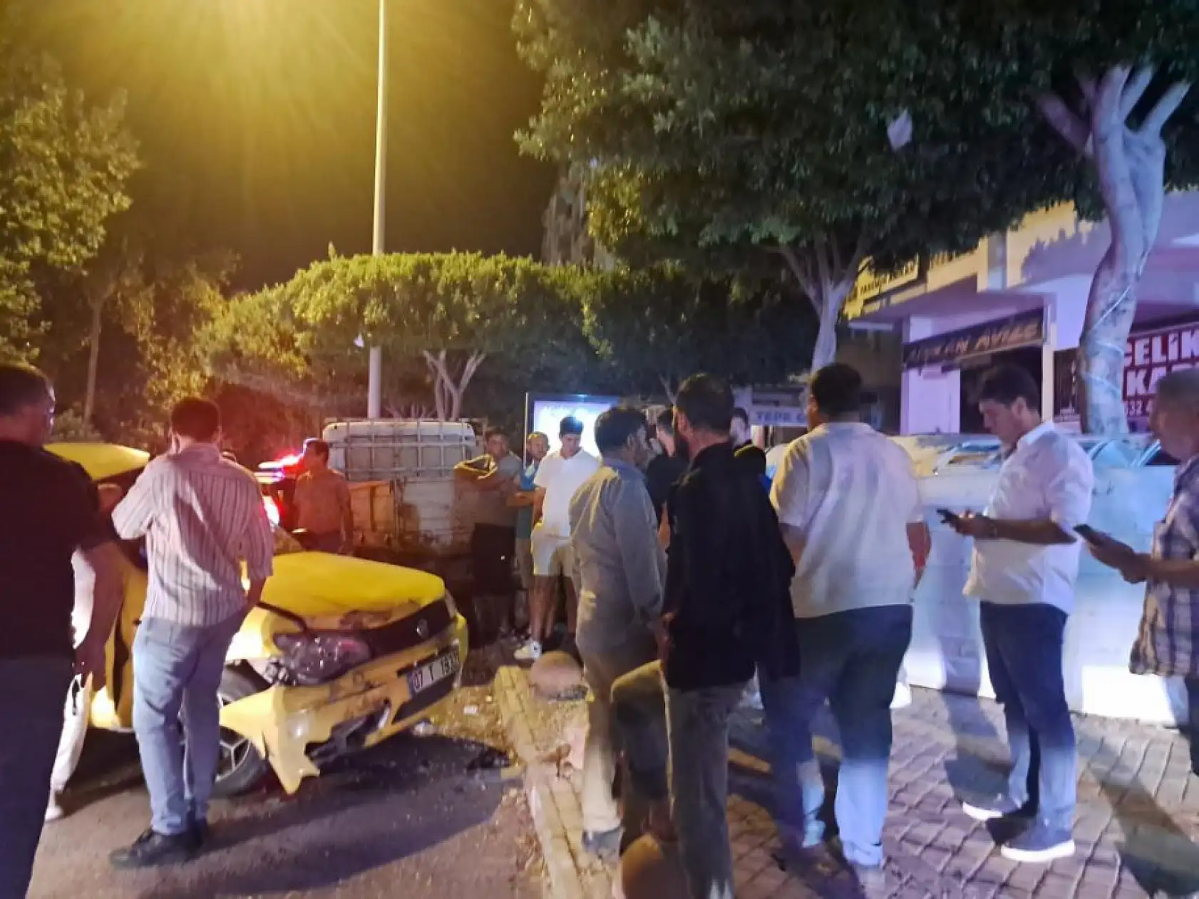 Ortalığın savaş alanına döndüğü kazada ağır yaralanan genç, hastanede hayatını kaybetti