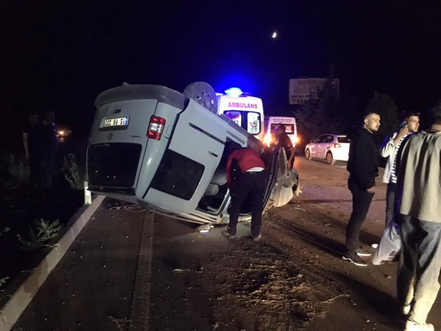 Hafif ticari araç takla attı: 2 yaralı