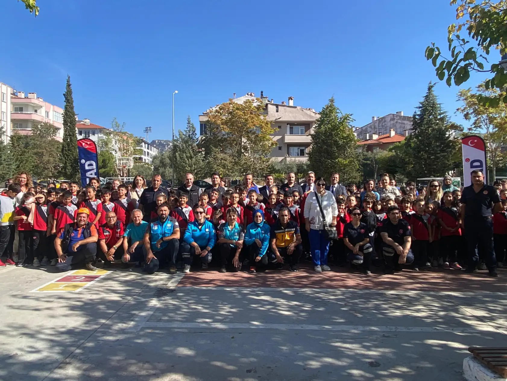 Emirbeyazıt İlkokulu'nda deprem tahliye tatbikatı gerçekleştirildi