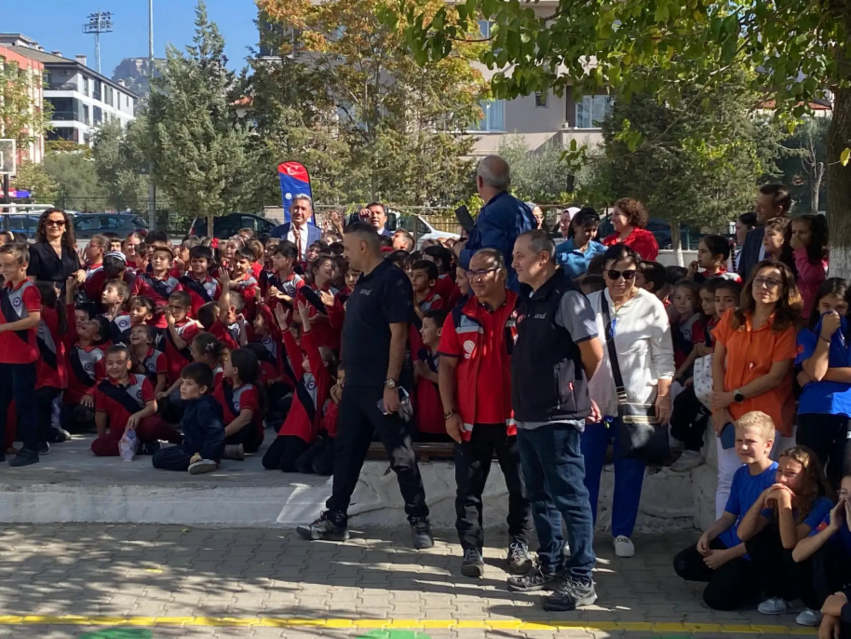 Emirbeyazıt İlkokulu'nda deprem tahliye tatbikatı gerçekleştirildi