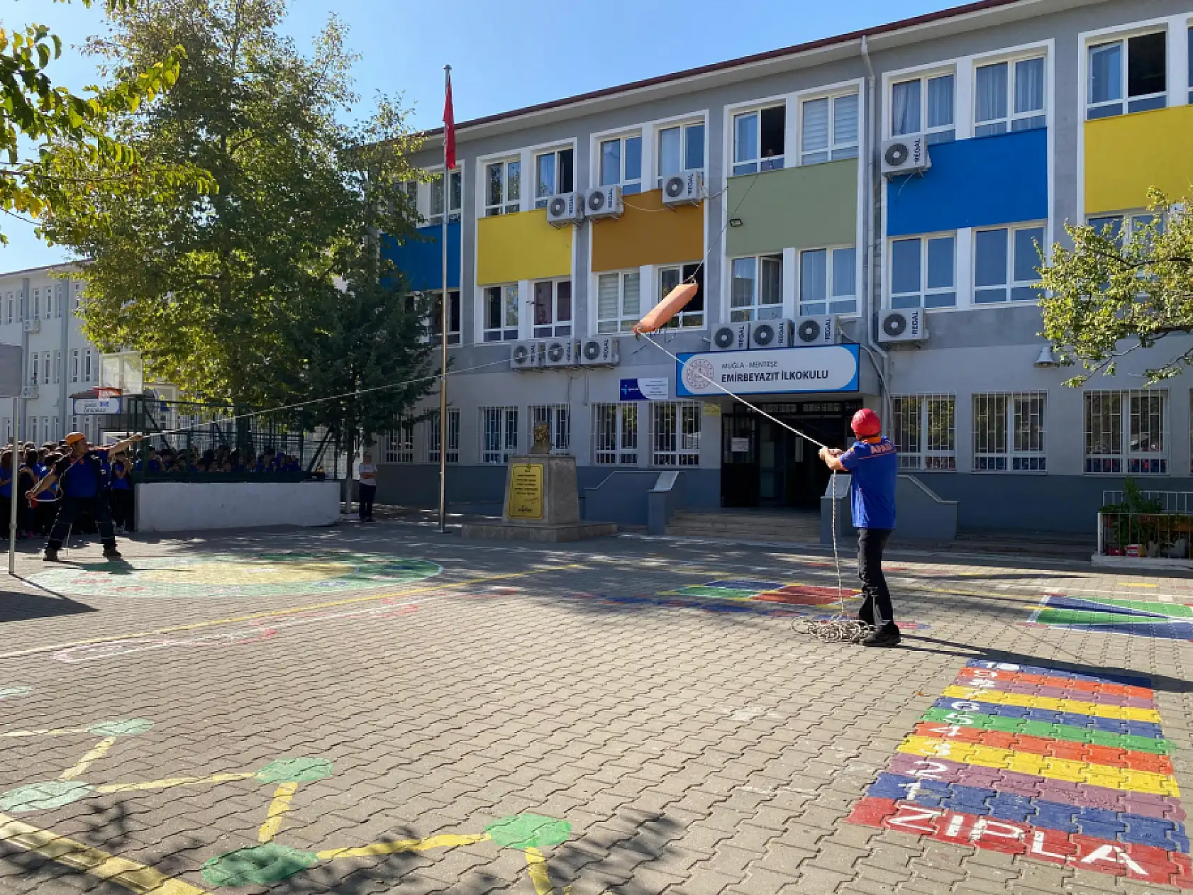 Emirbeyazıt İlkokulu'nda deprem tahliye tatbikatı gerçekleştirildi