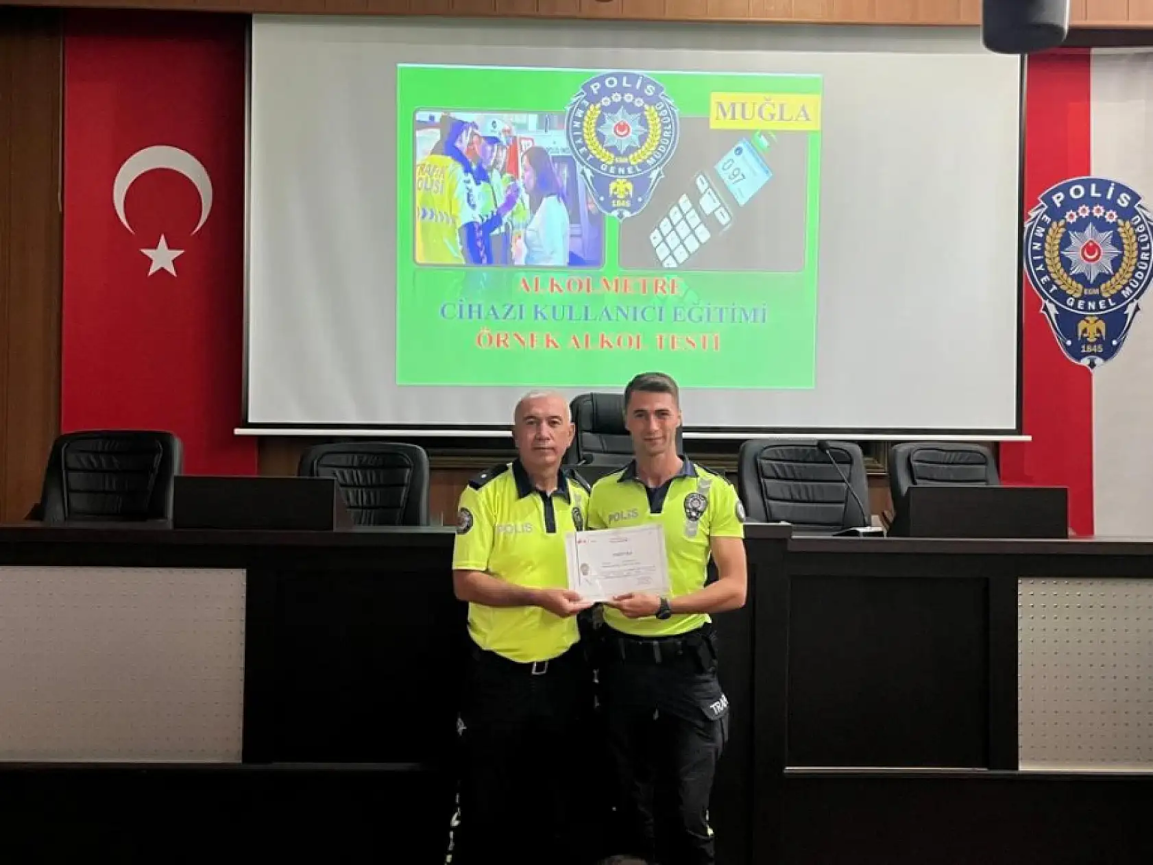 Muğla İl Emniyet Müdürlüğü'nden trafik polislerine alkolmetre kullanım eğitimi
