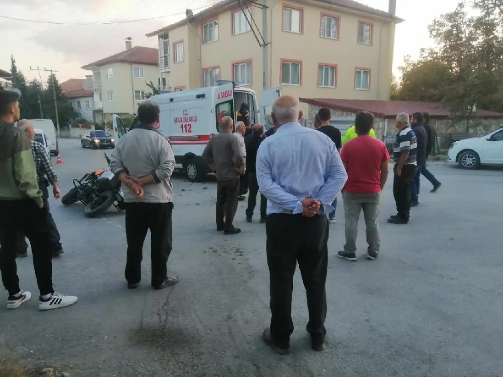 15 yaşındaki çocuğun kullandığı otomobil motosiklet ile çarpıştı: 1 yaralı