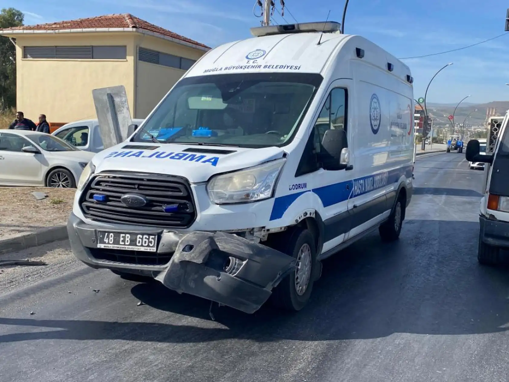 Muğla'da ambulans ile otomobil çarpıştı: 1 yaralı
