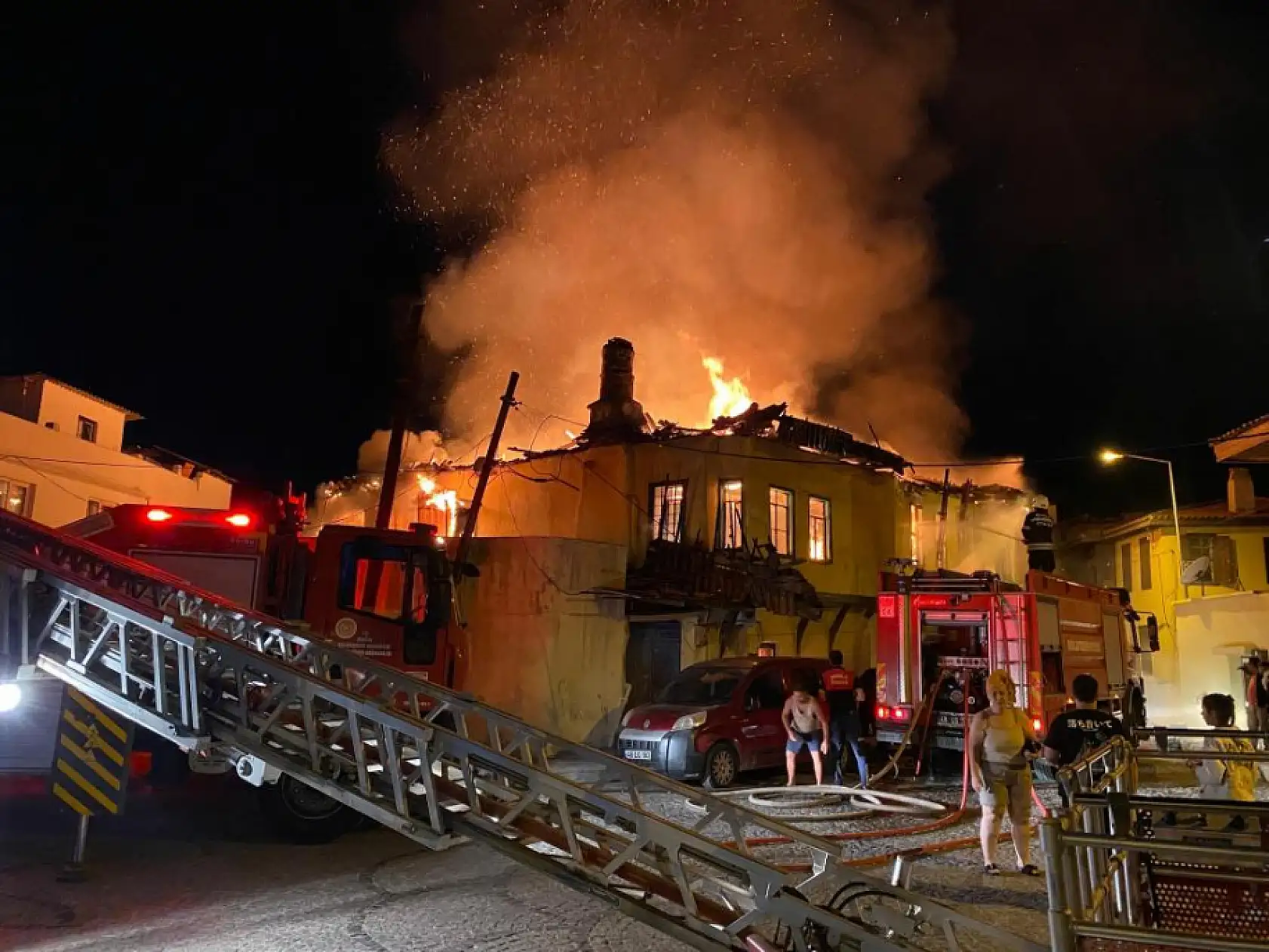 Milas'ta geceyi alevler aydınlattı