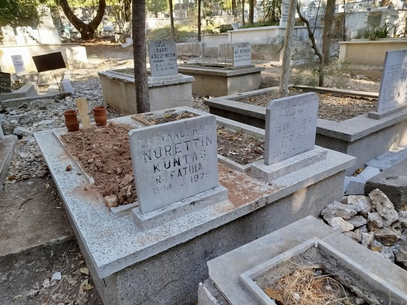 Şoke eden olay: 'Mezardan kimliği belirsiz iki kişinin kemikleri daha çıktı'