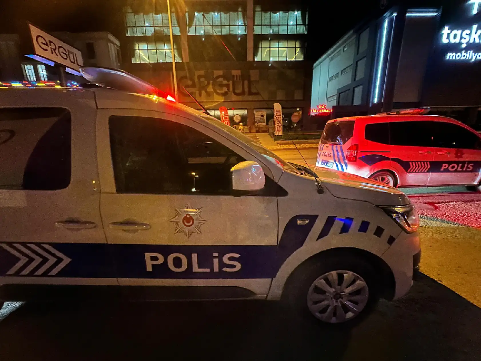 Düğün Salonunda Kan Döküldü: 4 Kişi Bıçaklandı