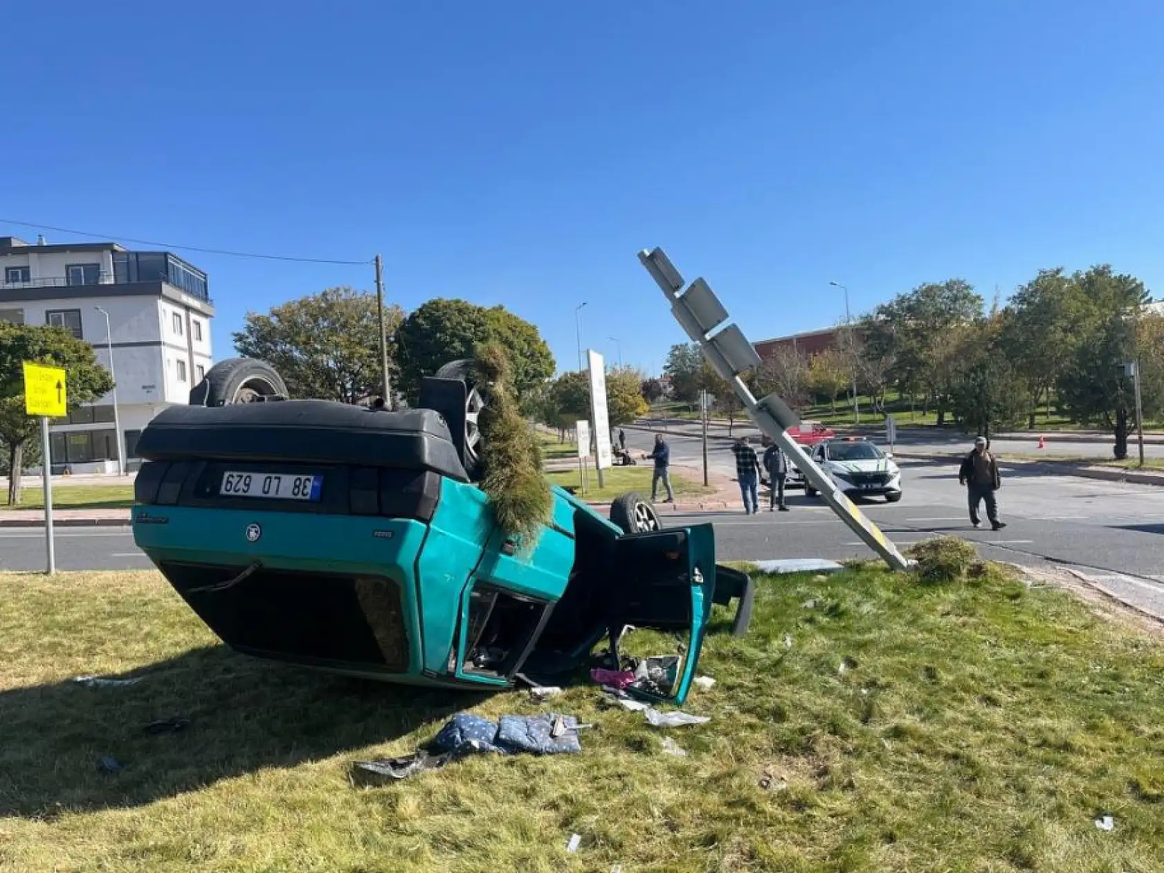 Tırla çarpışan otomobil takla attı: 1'i ağır 4 yaralı