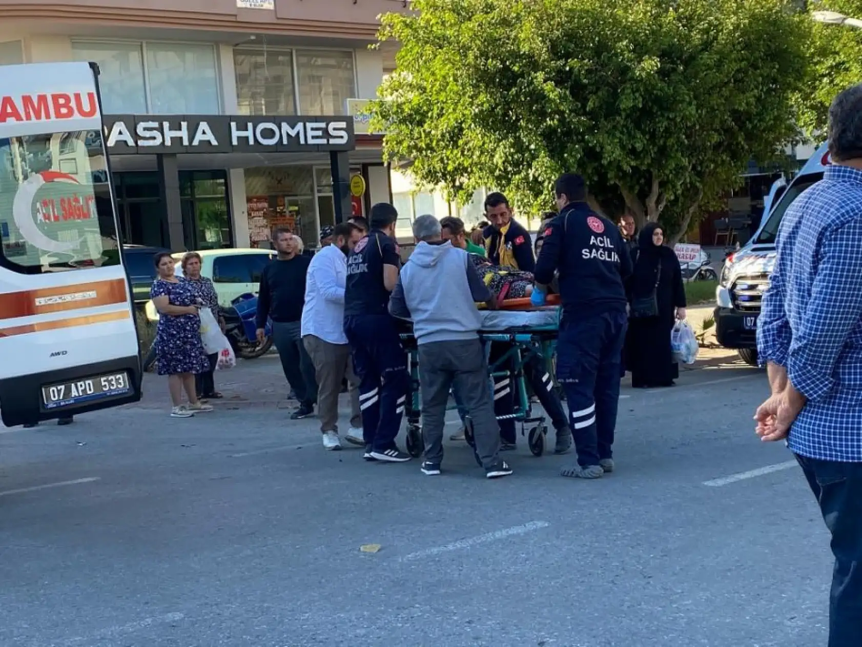 Otomobil, orta refüjdeki yaya geçidini kullanan akülü motosiklete çarptı: 2 yaralı