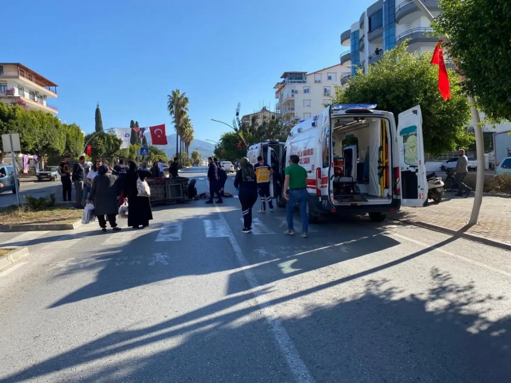 Otomobil, orta refüjdeki yaya geçidini kullanan akülü motosiklete çarptı: 2 yaralı
