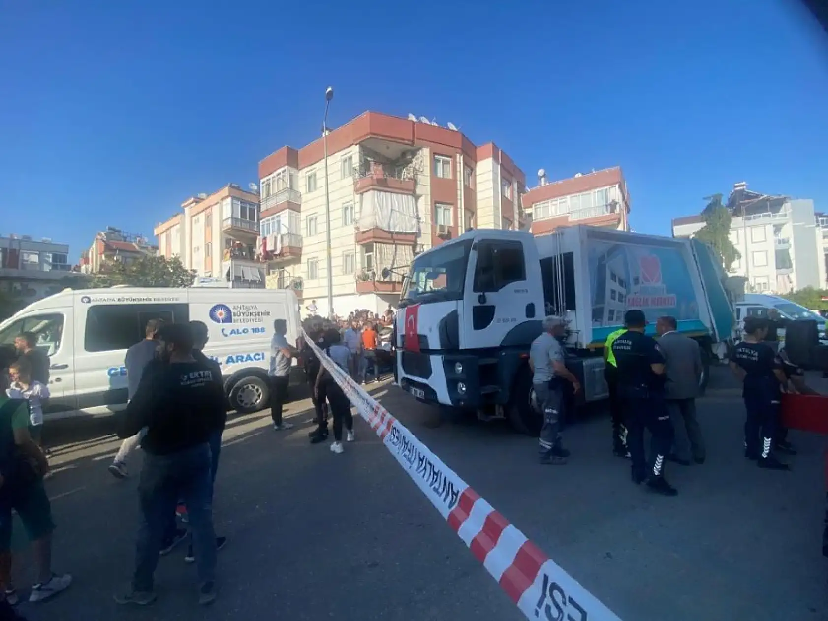 Bisikletiyle düşüp çöp kamyonunun altında kalan 11 yaşındaki çocuk hayatını kaybetti