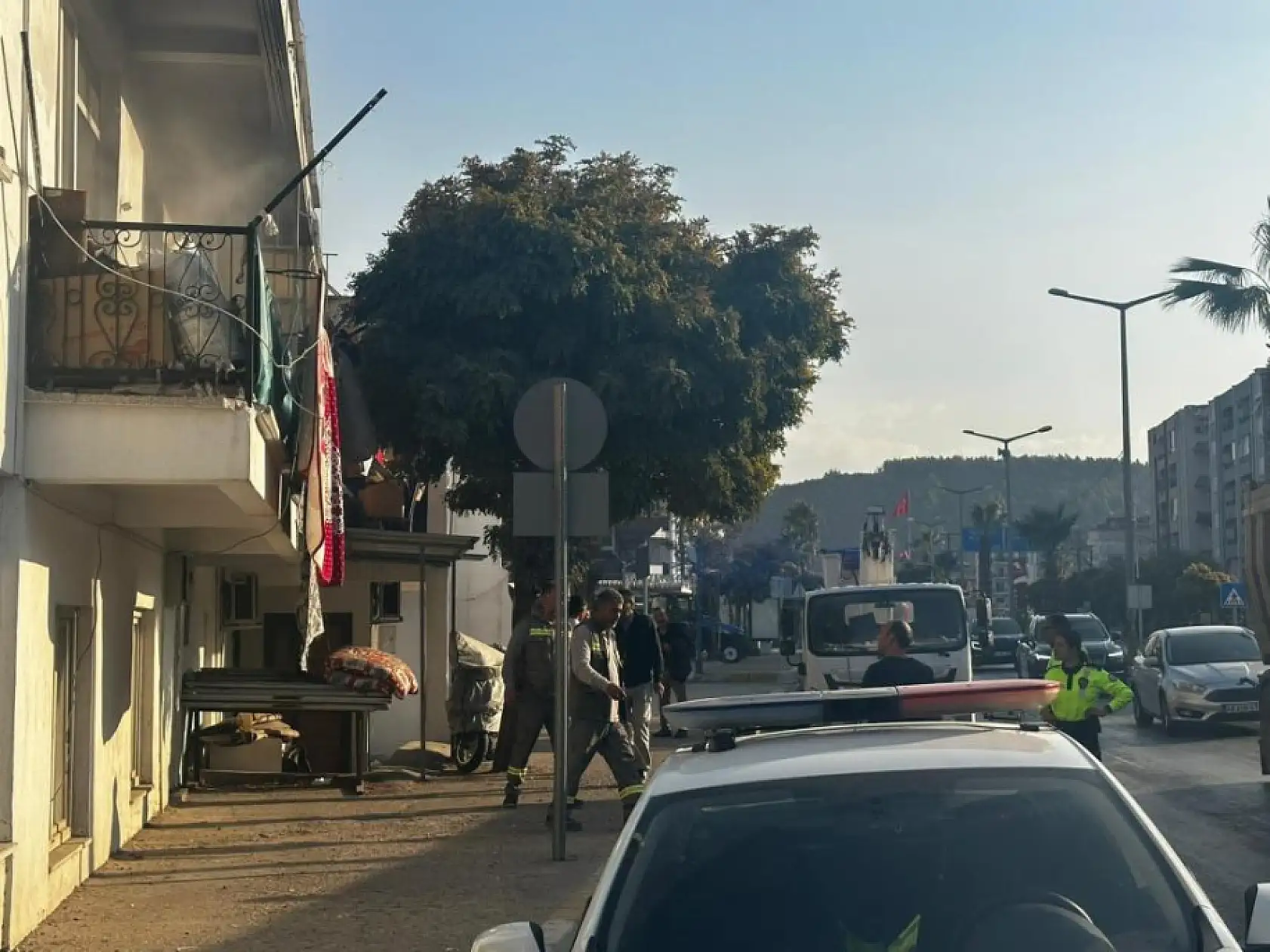 Muğla'da trafik polisleri yangının büyümesini önledi
