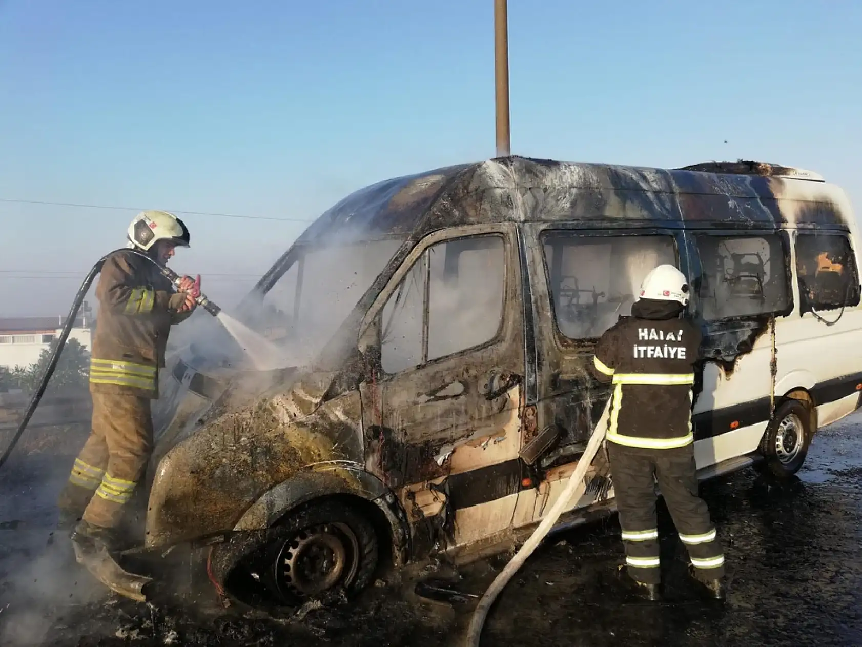 Seyir halindeki minibüs alevlere teslim oldu