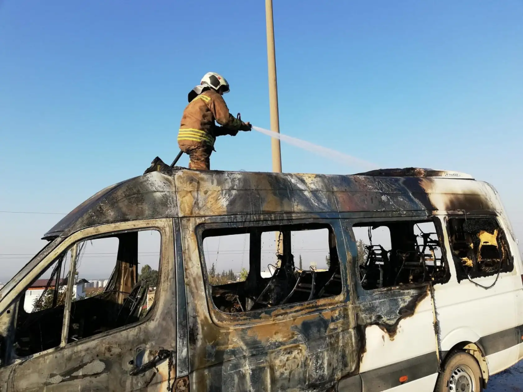 Seyir halindeki minibüs alevlere teslim oldu